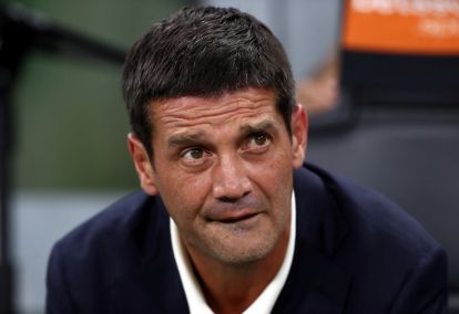 Milan, Italia - 21 September: Cristian Chivu, pelatih kepala Internazionale, melihat dan mempertimbangkan Inter Tim News sebelum pertandingan Serie A antara FC Internazionale dan AS Sassuolo Calcio di Stadion Giuseppe Meazza pada 21 September 2025 di Milan, Italia. (Foto oleh Marco Luzzani/Getty Images)