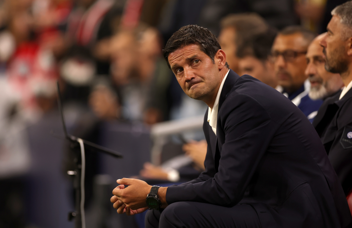 Cristian Chivu, técnico do Internazionale, observando o jogo.