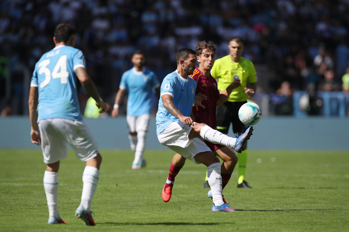 ROME, ITALY - SEPTEMBER 21: Danilo Cataldi of Lazio is challenged by Tommaso Baldanzi of AS Roma during the Serie A match between SS Lazio and AS Roma at Stadio Olimpico on September 21, 2025 in Rome, Italy. (Photo by Paolo Bruno/Getty Images)