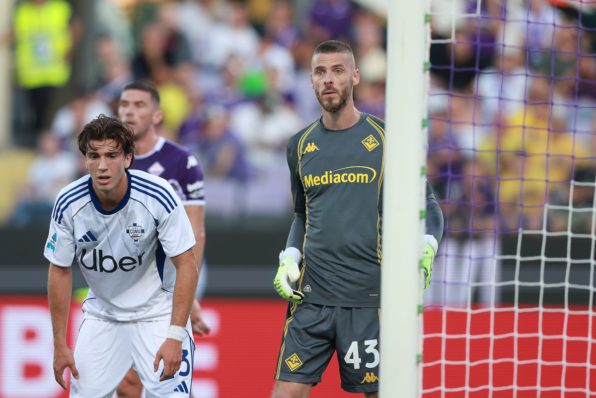 Máximo Perrone do Como e David de Gea da Fiorentina durante o jogo