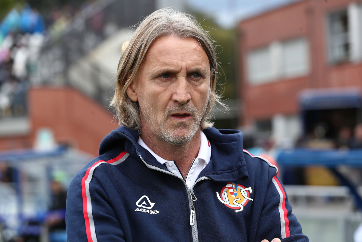 COMO, Italia - 27 de septiembre: El entrenador de los Estados Unidos, Davide Nicola, observa durante el partido de la Serie A entre COMO 1907 y los Estados Unidos Cremonese en el estadio Giuseppe Sinigaglia el 27 de septiembre de 2025 en Como, Italia. (Foto de Marco Luzzani/Getty Images)