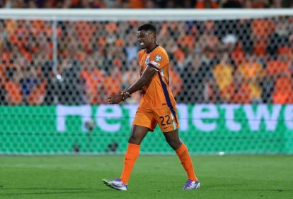 ROTTERDAM, NETHERLANDS - SEPTEMBER 04: Denzel Dumfries of the Netherlands holds his wrist as he appears injured after scoring his team's first goal during the FIFA World Cup 2026 qualifier match between Netherlands and Poland at De Kuip on September 04, 2025 in Rotterdam, Netherlands. (Photo by Dean Mouhtaropoulos/Getty Images)