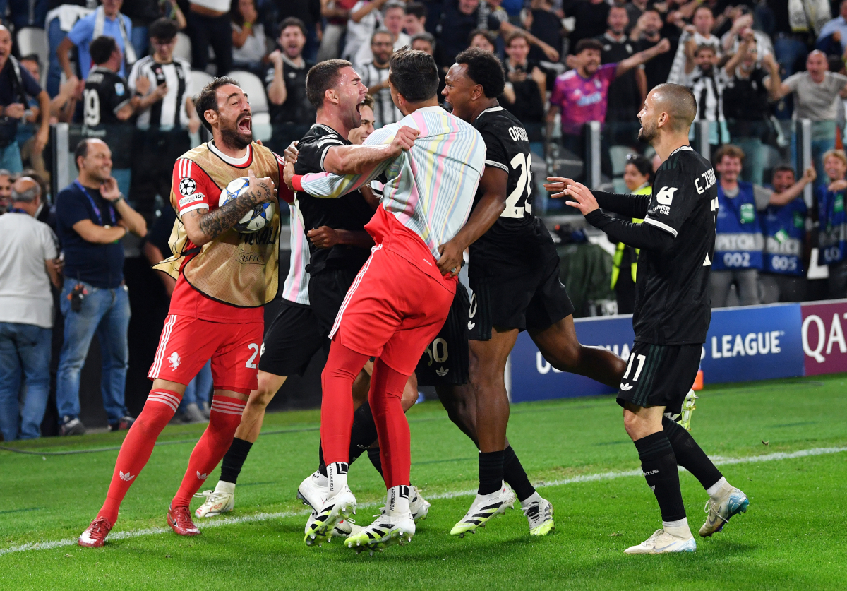 TURIN, ITALIE - 16 SEPTEMBRE : Dusan Vlahovic, de la Juventus, célèbre le troisième but de son équipe avec ses coéquipiers lors du match de la phase de groupes de la Ligue des champions 2025/26 entre la Juventus et le Borussia Dortmund au Juventus Stadium, le 16 septembre 2025 à Turin, en Italie. (Photo de Valerio Pennicino/Getty Images)