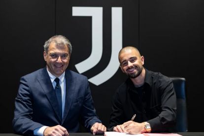 Edon Zhegrova signs his Juventus contract with Damien Comolli