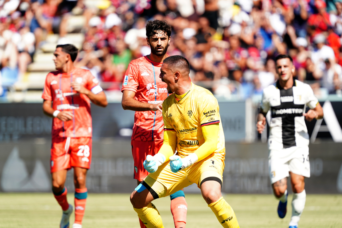 Cagliari, Taliansko - 13. september: Elia Caprile z Cagliari Calcio reaguje počas zápasu Serie A medzi Cagliari Calcio a Parma Calcio 1913 v Stadio Sant'elia 13. septembra 2025 v Cagliari v Taliansku. (Foto: Pier Marco Tacca/Getty Images)