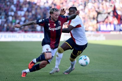BOLOGNA, ITALY - SEPTEMBER 20: Federico Bernardeschi of Bologna FC competes for the ball with Brooke Norton Cuffy of Genoa CFC during the Serie A match between Bologna FC 1909 and Genoa CFC at Renato Dall'Ara Stadium on September 20, 2025 in Bologna, Italy. (Photo by Alessandro Sabattini/Getty Images)