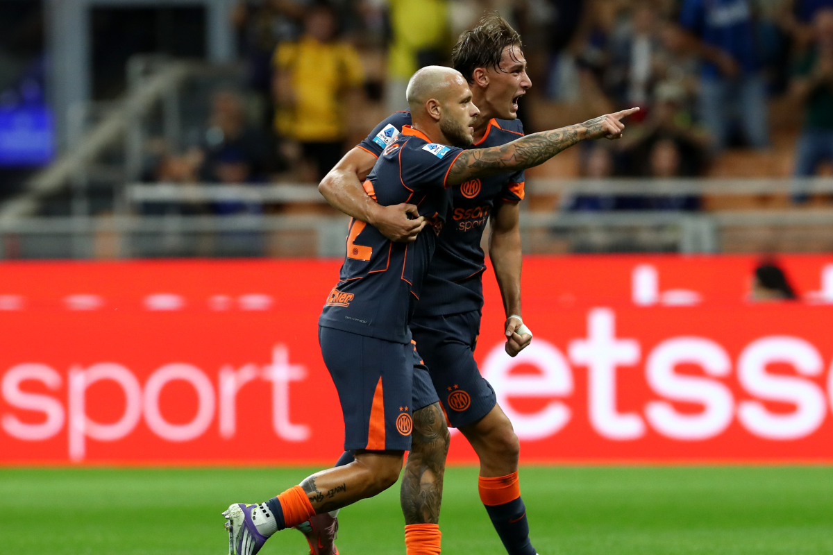 Milán, Italia - 21 de septiembre: Federico DiMarco de Internazionale celebra con su compañero de equipo Francesco Pio Esposito después de anotar el primer gol de su equipo durante el partido de la Serie A entre el FC Internalionale y Sassuolo Calcio en el estadio Giuseppe Meazza el 21 de septiembre de 2025 en Milán, Italia. (Foto de Marco Luzzani/Getty Images)