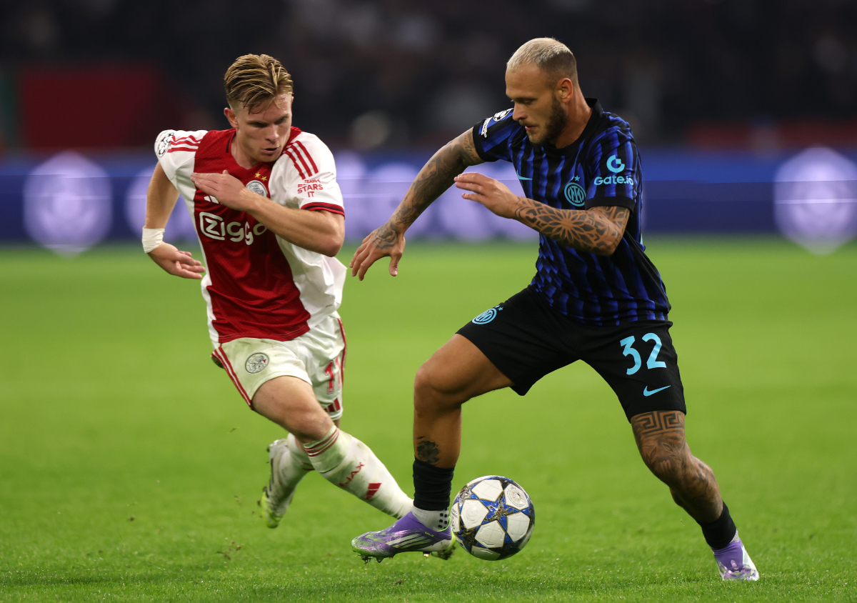 AMSTERDAM, NETHERLANDS - SEPTEMBER 17: Federico Dimarco of Internazionale is put under pressure by Oliver Edvardsen of AFC Ajax during the UEFA Champions League 2025/26 League Phase MD1 match between AFC Ajax and FC Internazionale Milano at Johan Cruijff Arena on September 17, 2025 in Amsterdam, Netherlands. (Photo by Dean Mouhtaropoulos/Getty Images)