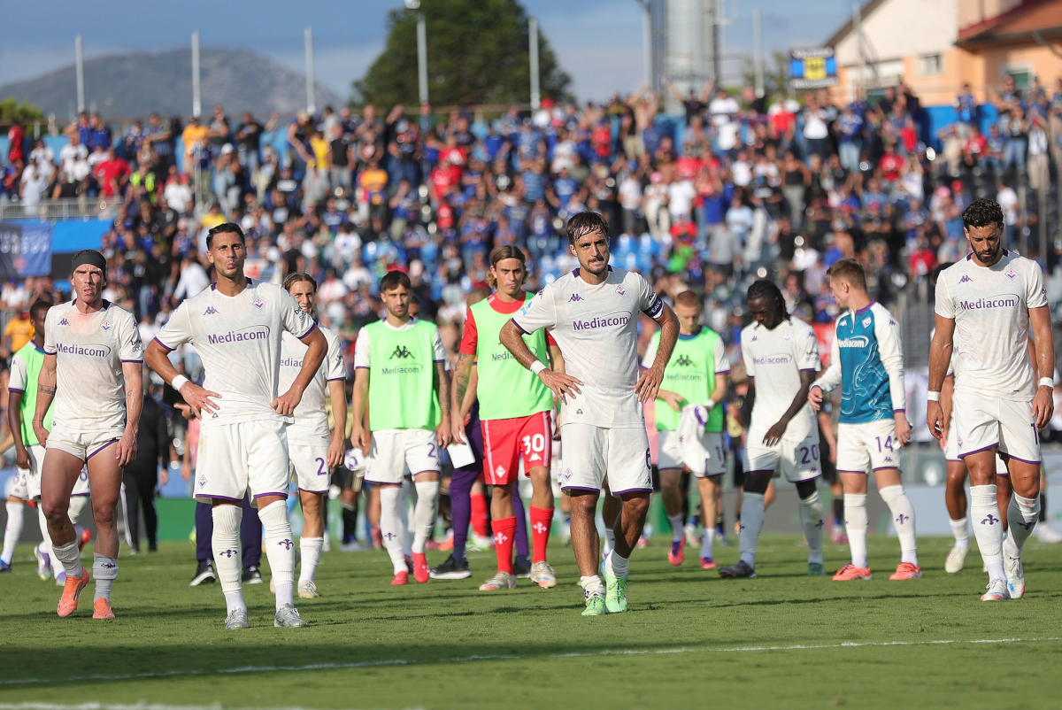 Jogadores da Fiorentina desapontados após o empate contra o Pisa.
