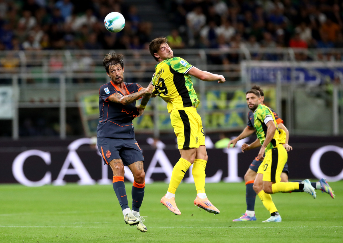 MILAN, ITALY - SEPTEMBER 21: Francesco Acerbi of Internazionale contends for the aerial ball with Andrea Pinamonti of Sassuolo during the Serie A match between FC Internazionale and US Sassuolo Calcio at Giuseppe Meazza Stadium on September 21, 2025 in Milan, Italy. (Photo by Marco Luzzani/Getty Images)