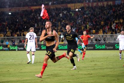 LECCE, ITALY - SEPTEMBER 28: Francesco Camarda of US Lecce celebrates after scores his team's equalizing goal during the Serie A match between US Lecce and Bologna FC 1909 at Stadio Via del Mare on September 28, 2025 in Lecce, Italy. (Photo by Maurizio Lagana/Getty Images)