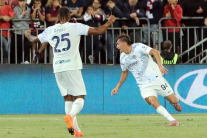 CAGLIAR, Italia - 27 September: Francesco Esposito dari Inter merayakan golnya 0-2 selama pertandingan Serie A Bethaeen Cagliari Calcio dan FC International di Stadion Sant'elia pada 27 September 2025 di Cagliari, Italia. (Foto oleh Enrico Locci/Getty Images)