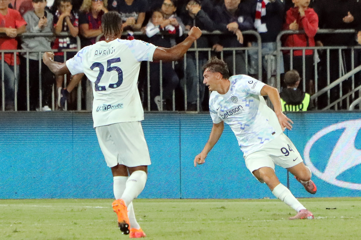 Francesco Pio Esposito do Inter celebra seu gol.