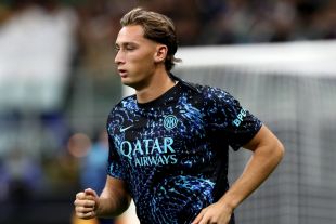 MILAN, ITALY - SEPTEMBER 21: Francesco Pio Esposito of Internazionale warms up before the Serie A match between FC Internazionale and US Sassuolo Calcio at Giuseppe Meazza Stadium on September 21, 2025 in Milan, Italy. (Photo by Marco Luzzani/Getty Images)