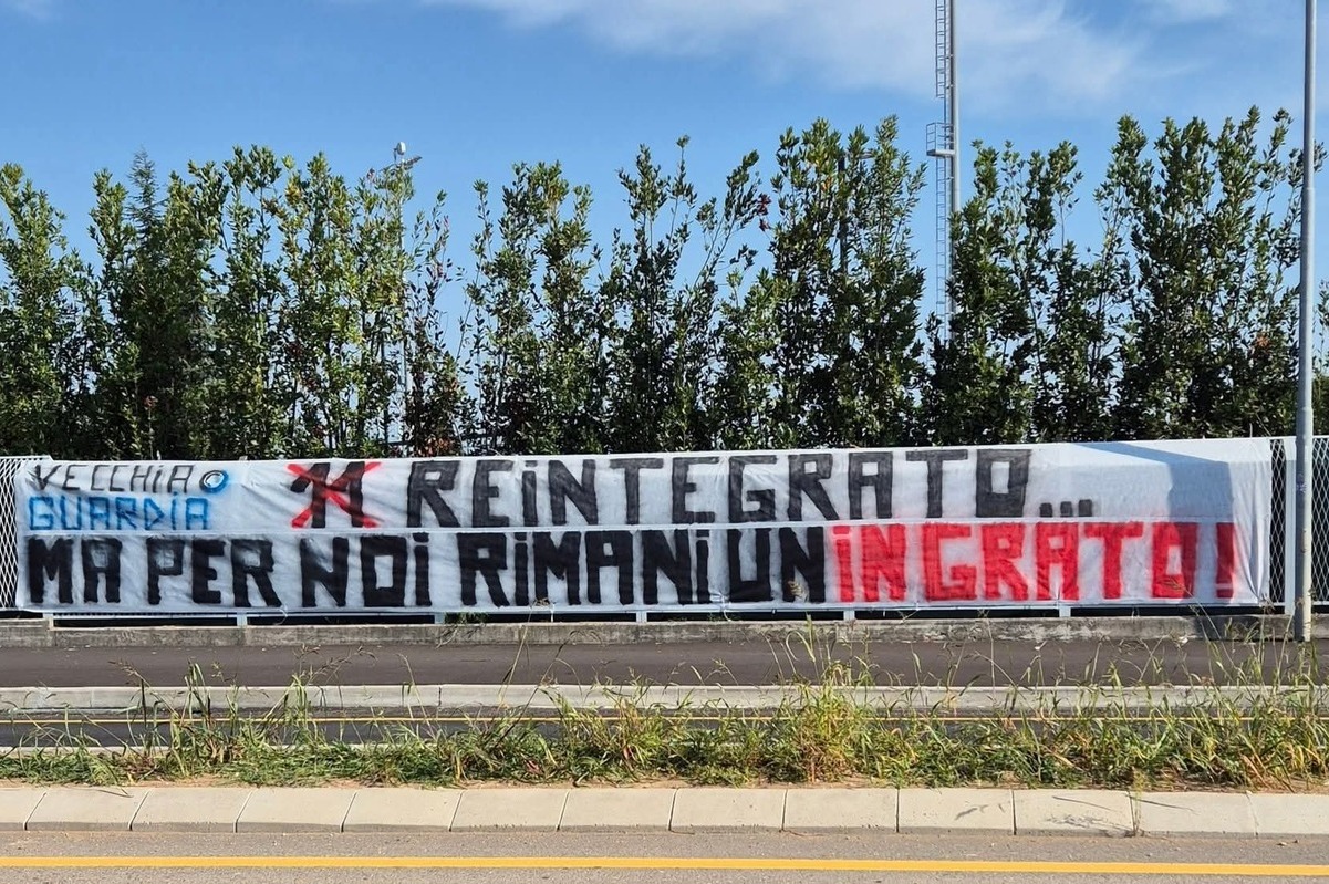 Atalanta supporters erect a banner labelling Ademola Lookman 'ungrateful' after the Ivan Juric's decision to reinstate the Nigeria international to the first-team squad. (Picture: @APaglia7 via X)