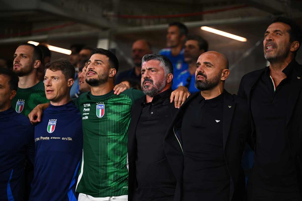 Gennaro Gattuso durante os hinos nacionais antes do jogo Itália x Estônia.