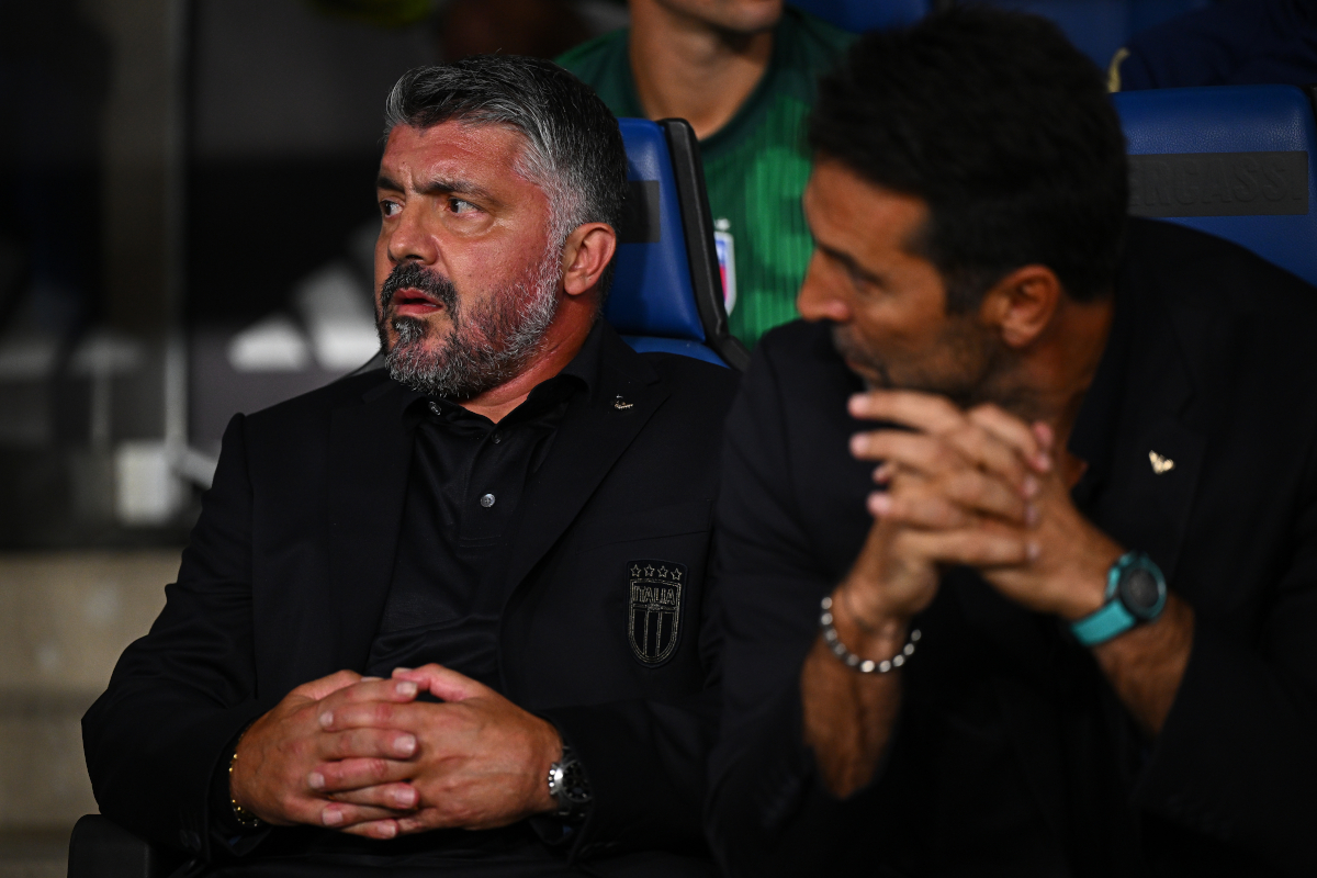 Gennaro Gattuso no banco da Itália durante os hinos nacionais.