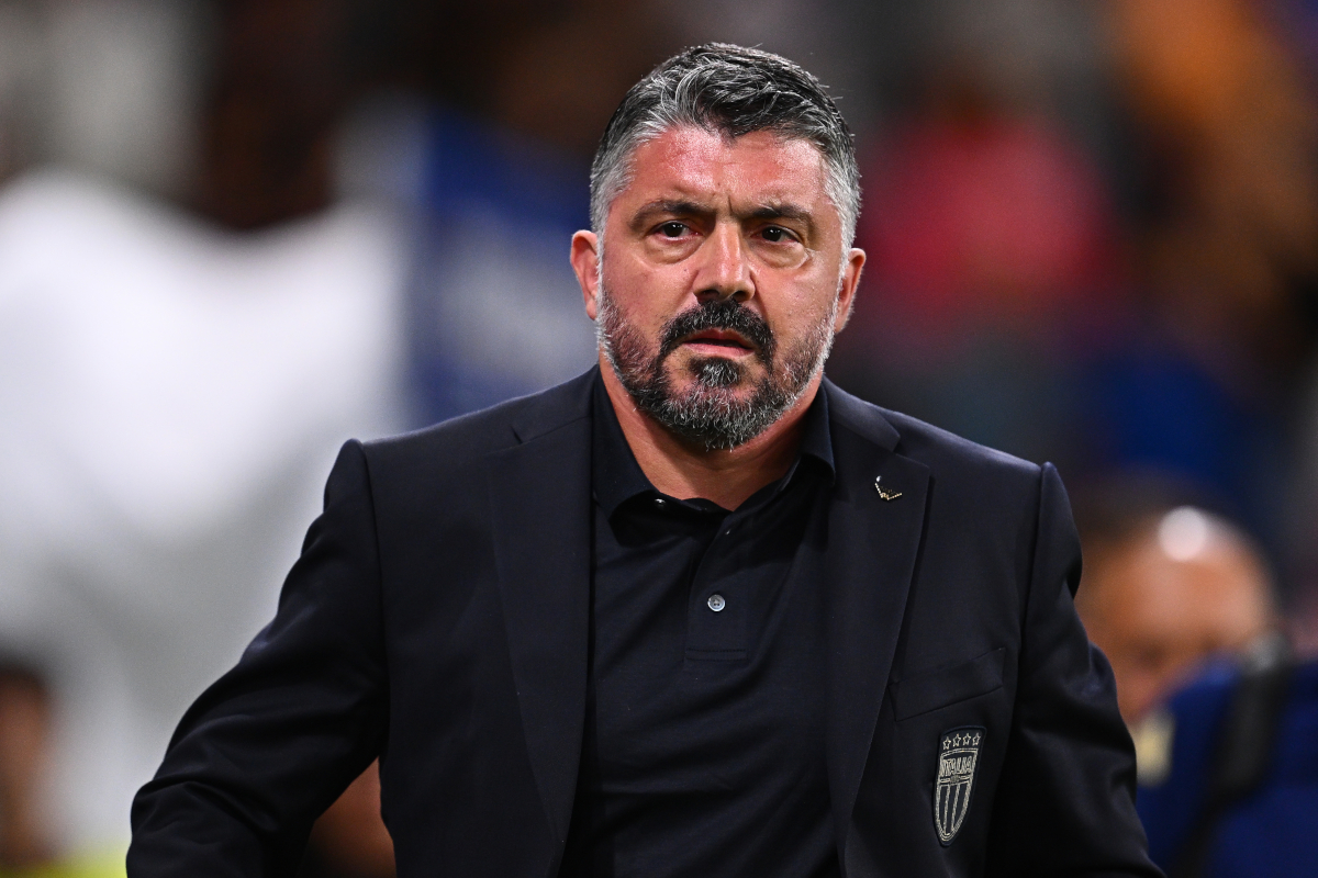 BÉRGAMO, ITALIA - 5 DE SEPTIEMBRE: El entrenador Gennaro Gattuso de Italia mira antes de los himnos nacionales antes del partido de clasificación para la Copa Mundial de la FIFA 2026 entre Italia y Estonia en el Stadio di Bergamo el 5 de septiembre de 2025 en Bérgamo, Italia. (Foto de Mattia Ozbot/Getty Images)