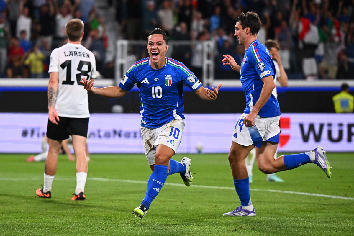 BÉRGAMO, ITALIA - 5 DE SEPTIEMBRE: Giacomo Raspadori de Italia celebra con sus compañeros de equipo después de marcar el tercer gol de su equipo durante el partido de clasificación para la Copa Mundial de la FIFA 2026 entre Italia y Estonia en el Stadio di Bergamo el 5 de septiembre de 2025 en Bérgamo, Italia. (Foto de Mattia Ozbot/Getty Images)