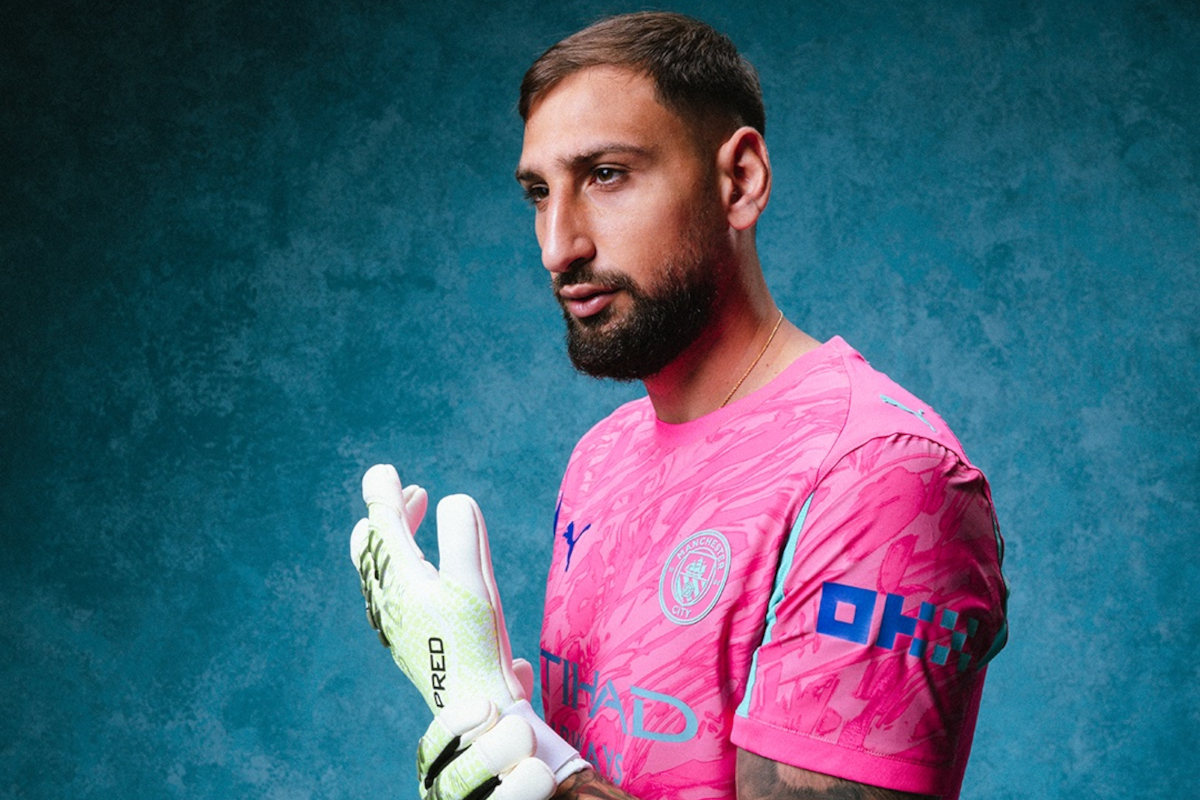 Gianluigi Donnarumma posiert mit seinem Manchester City-Trikot (@mancity)