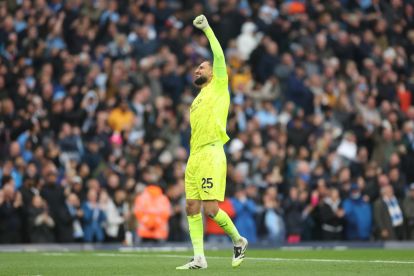 MANCHESTER, Inggris - 14 September: Gianluigi Donnarumma dari Manchester City merayakan setelah Erling Haaland (tidak digambarkan) mencetak gol kedua tim mereka selama pertandingan Liga Premier antara Manchester City dan Manchester United di Stadion Etihad pada 14 September 2025 di Manchester, Inggris. (Foto oleh Carl Recine/Getty Images)