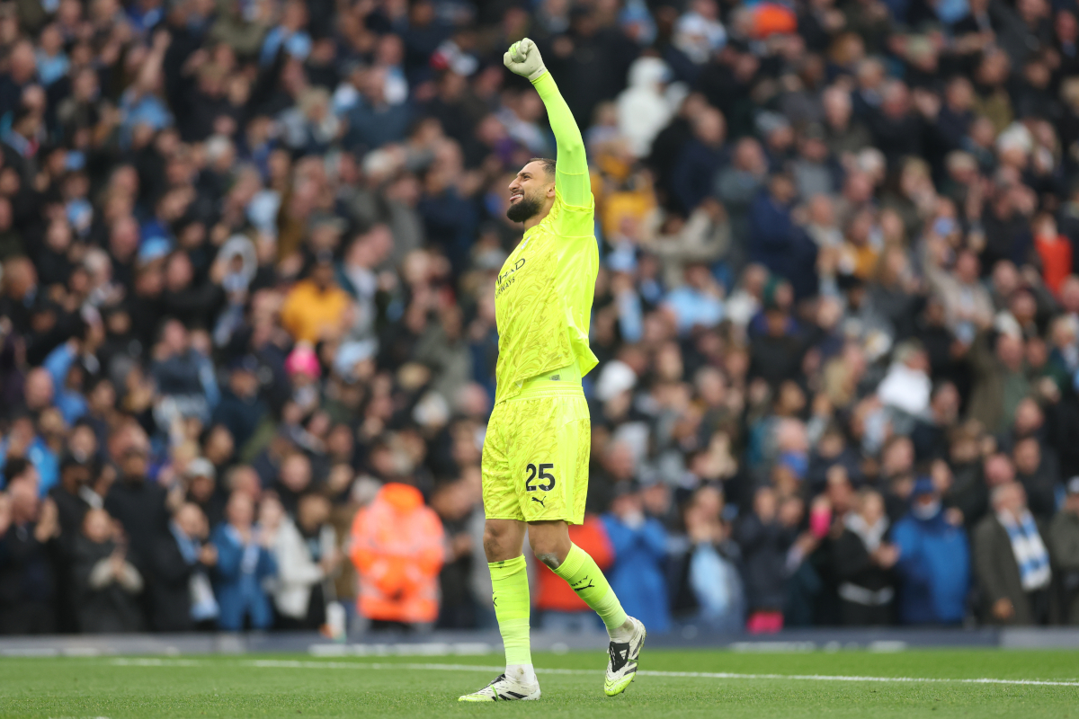 MANCHESTER, ANGLICKO - 14. SEPTEMBER: Gianluigi Donnarumma z Manchestru City oslavuje po tom, čo Erling Haaland (bez obr.) strelil druhý gól ich mužstva počas zápasu Premier League medzi Manchestrom City a Manchestrom United na Etihad Stadium 14. septembra 2025 v anglickom Manchestri. (Foto: Carl Recine/Getty Images)