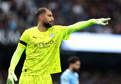 Manchester, Inggris - 14 September: Gianluigi Donnarumma dari Manchester City memberikan instruksi tim selama pertandingan Liga Premier antara Manchester City dan Manchester United di Etihad Stadium pada 14 September 2025 di Manchester, Inggris. (Foto oleh Michael Regan/Getty Images)