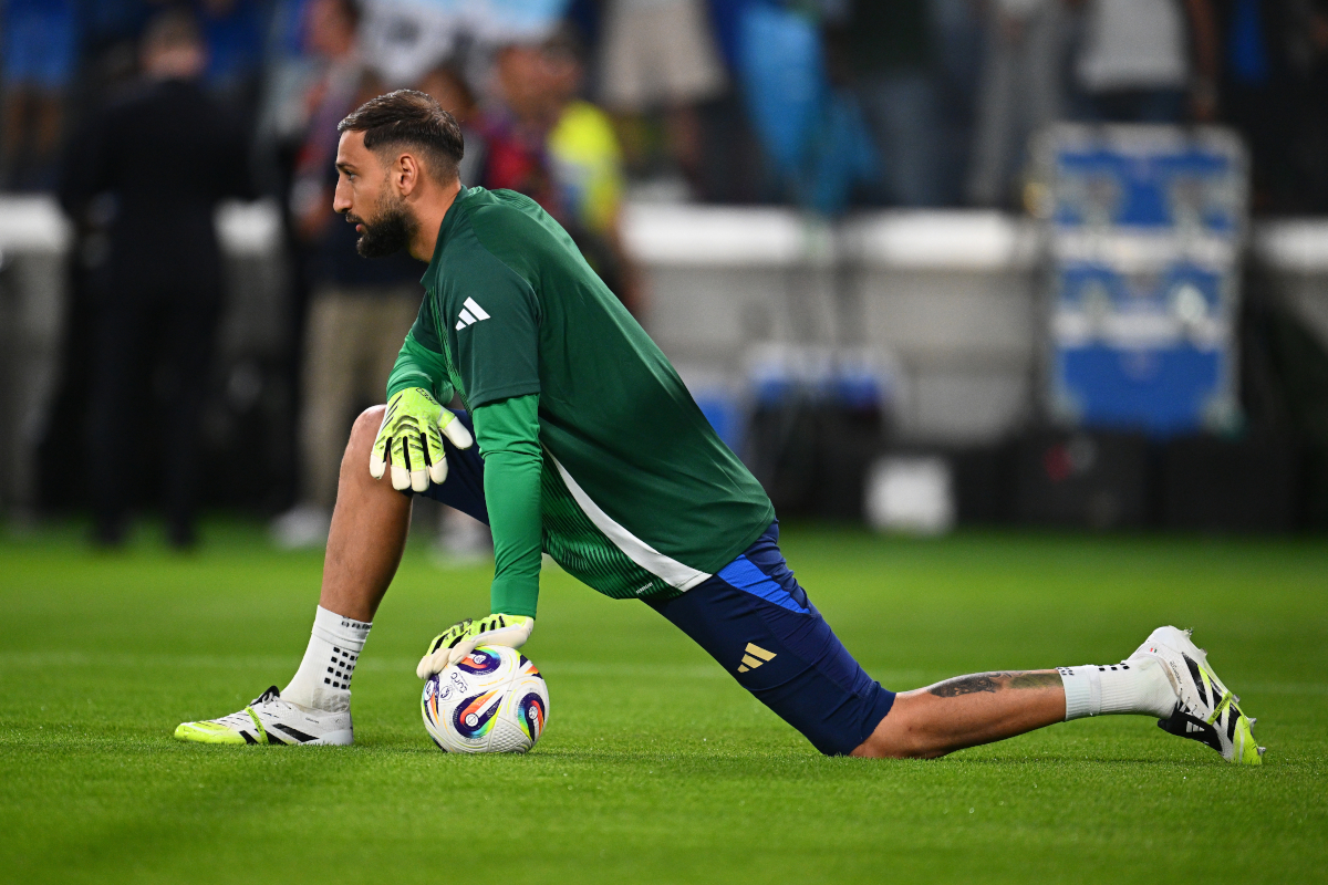 BERGAMO, ITALY - SEPTEMBER 05: Gianluigi Donnarumma of Italy warms up prior to the FIFA World Cup 2026 qualifier match between Italy and Estonia at Stadio di Bergamo on September 05, 2025 in Bergamo, Italy. (Photo by Mattia Ozbot/Getty Images)