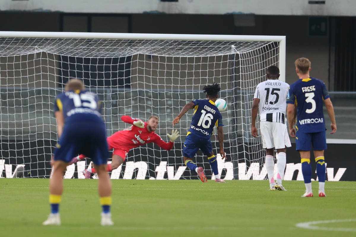 VERONA, ITALY - SEPTEMBER 20: Gift Orban of Hellas Verona scores the equaliser with a penalty kick during the Serie A match between Hellas Verona FC and Juventus FC at Stadio Marcantonio Bentegodi on September 20, 2025 in Verona, Italy. (Photo by Francesco Scaccianoce/Getty Images)
