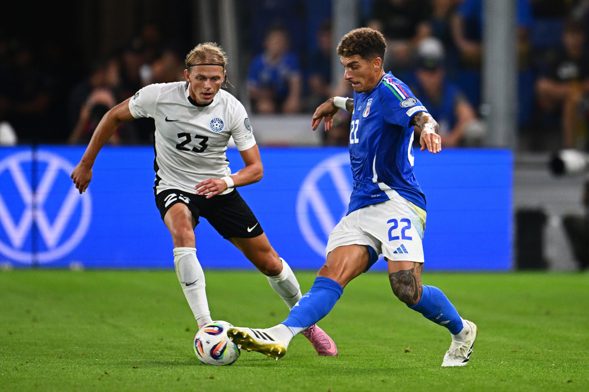 BERGAMO, ITALY - SEPTEMBER 05: Giovanni Di Lorenzo of Italy in action challenges for the ball with Vlasiy Sinyavskiy of Estonia during the FIFA World Cup 2026 qualifier match between Italy and Estonia at Stadio di Bergamo on September 05, 2025 in Bergamo, Italy. (Photo by Mattia Ozbot/Getty Images)
