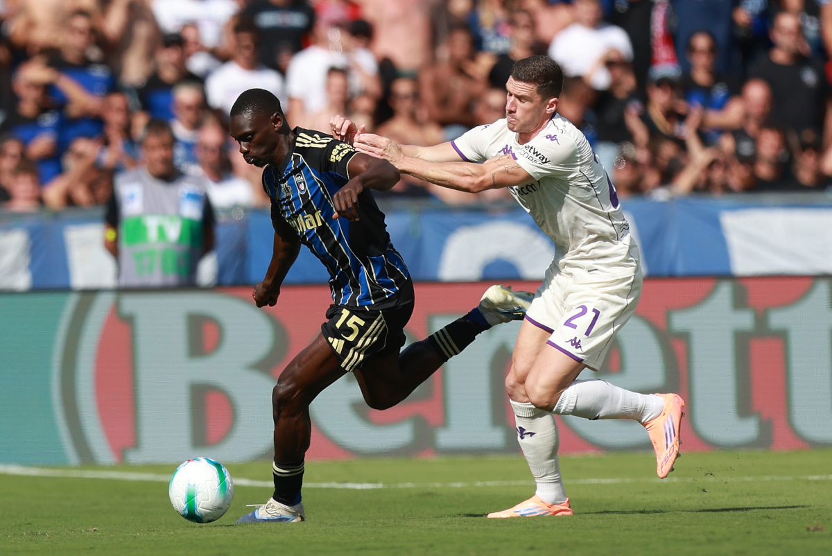 PISA, ITALY - SEPTEMBER 28: Idrissa Toure' of Pisa Sporting Club in action against Robin Gosens of ACF Fiorentina during the Serie A match between Pisa SC and ACF Fiorentina at Arena Garibaldi on September 28, 2025 in Pisa, Italy. (Photo by Gabriele Maltinti/Getty Images)