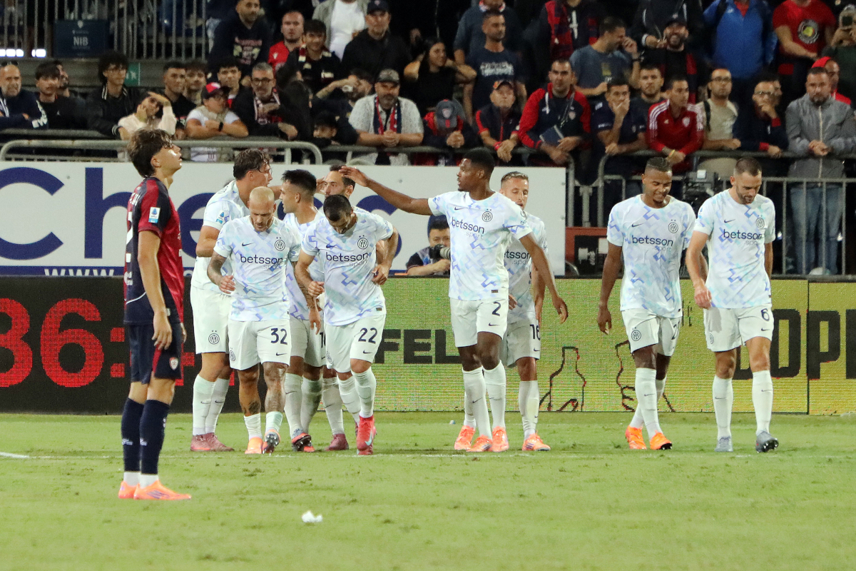 Francesco Esposito da Inter comemorando um gol com colegas de equipe.