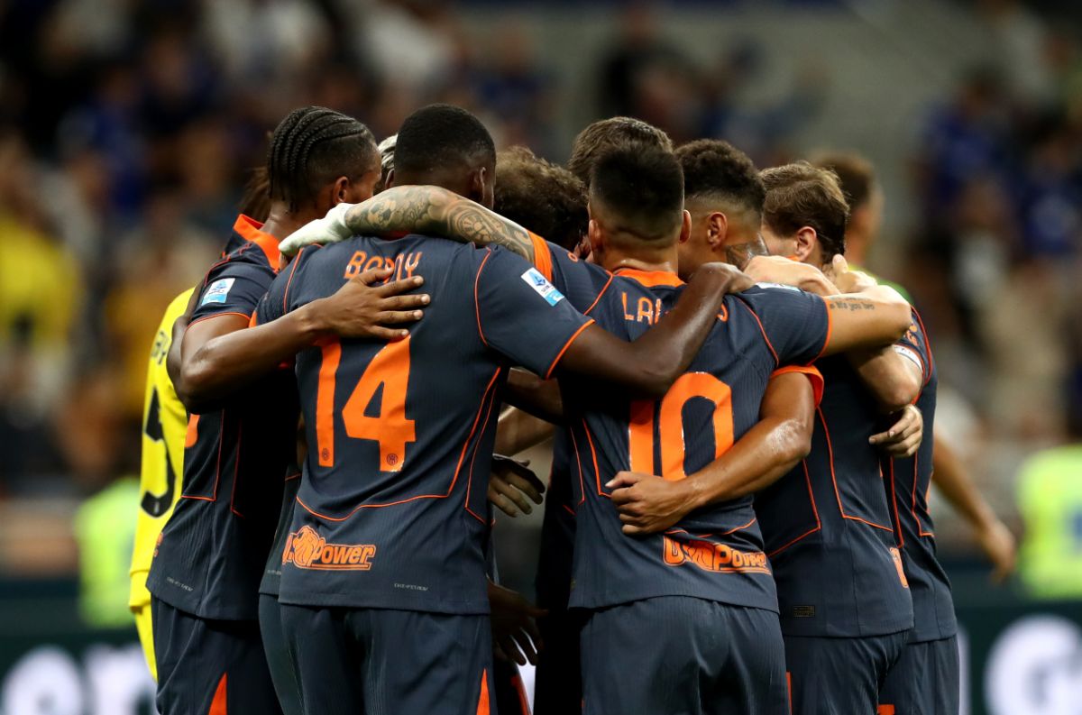 Футболисты Интера празднуют гол