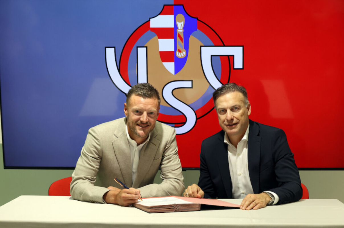 Jamie Vardy tekent zijn Cremonese contract