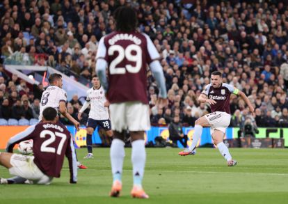 BIRMINGHAM, Inggris - 25 September: John McGinn dari Aston Villa mencetak gol pertama timnya selama pertandingan Fase MD1 Liga Europa 2025/26 antara Aston Villa FC dan Bologna FC 1909 di Villa Park pada 25 September 2025 di Birmingham, Inggris. (Foto oleh Justin Setterfield/Getty Images)
