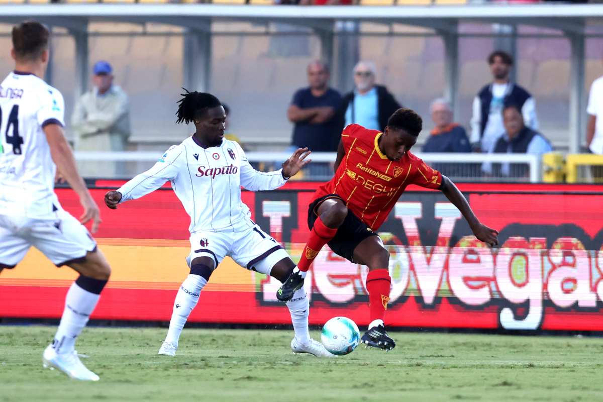 LECCE, ITALY - SEPTEMBER 28: Owen Kouassi of US Lecce competes for tha ball with David Rowe of Bologna FC 1909 during the Serie A match between US Lecce and Bologna FC 1909 at Stadio Via del Mare on September 28, 2025 in Lecce, Italy. (Photo by Maurizio Lagana/Getty Images)