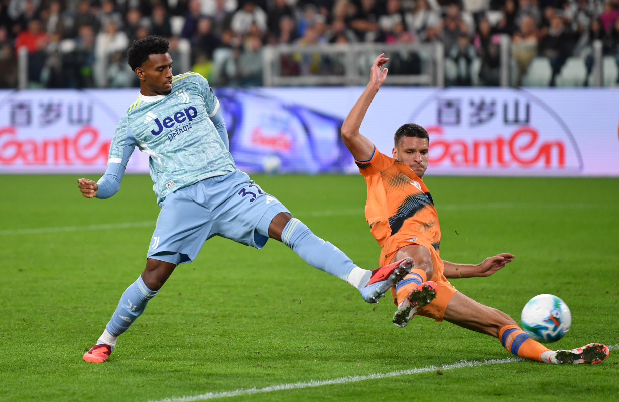 TURIN, ITALY - SEPTEMBER 27: Juan Cabal of Juventus scores his team's first goal during the Serie A match between Juventus FC and Atalanta BC at the Allianz Stadium on September 27, 2025 in Turin, Italy. (Photo by Valerio Pennicino/Getty Images)