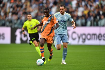 TURIN, ITALY - SEPTEMBER 27: Kamaldeen Sulemana of Atalanta BC runs with the ball whilst under pressure from Federico Gatti of Juventus during the Serie A match between Juventus FC and Atalanta BC at the Allianz Stadium on September 27, 2025 in Turin, Italy. (Photo by Valerio Pennicino/Getty Images)