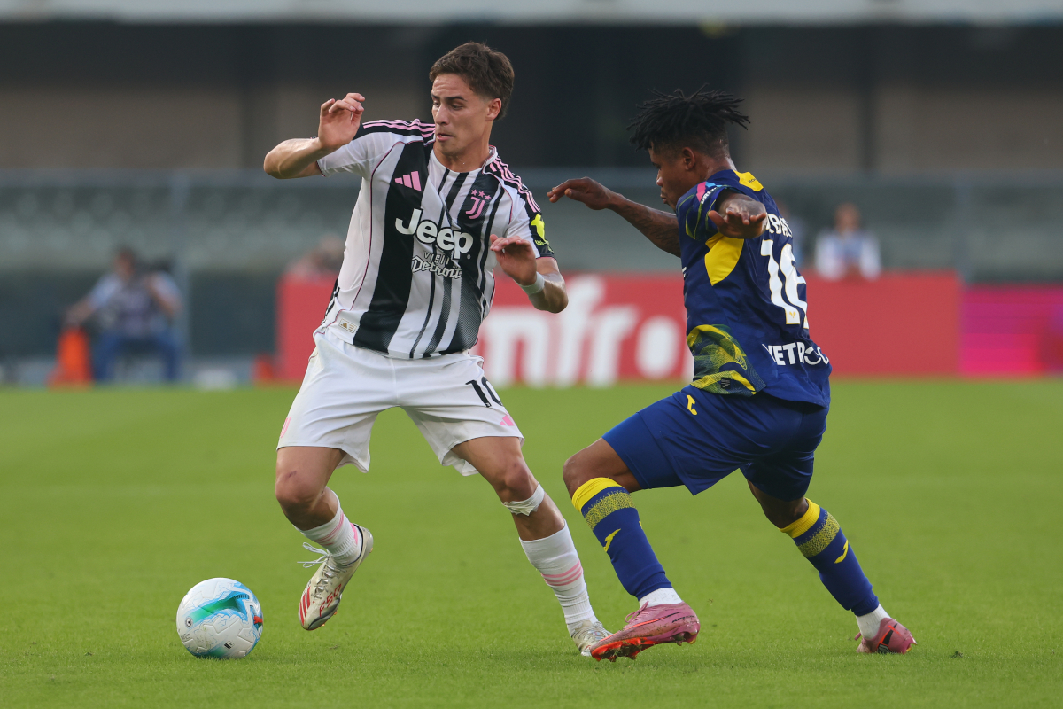 Verona, Taliansko - 20. september: Kenan Yildiz z Juventus FC je napadnutý darom Orban of Hellas Verona počas zápasu Serie A medzi Hellas Verona FC a Juventus FC na Stadio Marcantonio Bentetegodi 20. septembra 2025 vo Verone vo Verone. (Fotografie od Francesco Scaccianoce/Getty Images)