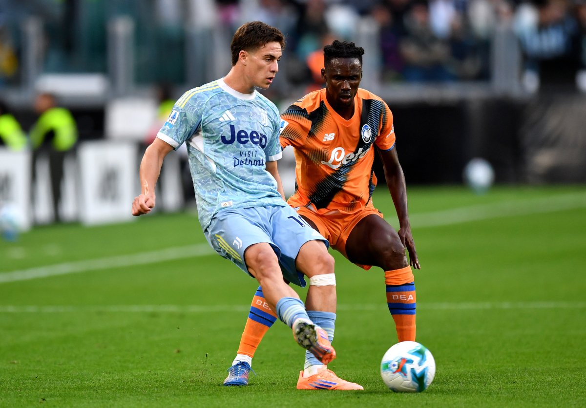 TURIN, ITALY - SEPTEMBER 27: Kenan Yildiz of Juventus passes the ball whilst under pressure from Odilon Kossounou of Atalanta BC during the Serie A match between Juventus FC and Atalanta BC at the Allianz Stadium on September 27, 2025 in Turin, Italy. (Photo by Valerio Pennicino/Getty Images)