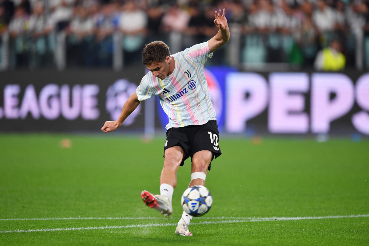 TURIN, ITALIE - 16 SEPTEMBRE : Kenan Yildiz, de la Juventus, s'échauffe avant le match de la phase de groupes de la Ligue des champions 2025/26 entre la Juventus et le Borussia Dortmund au Juventus Stadium, le 16 septembre 2025 à Turin, en Italie. (Photo de Valerio Pennicino/Getty Images)