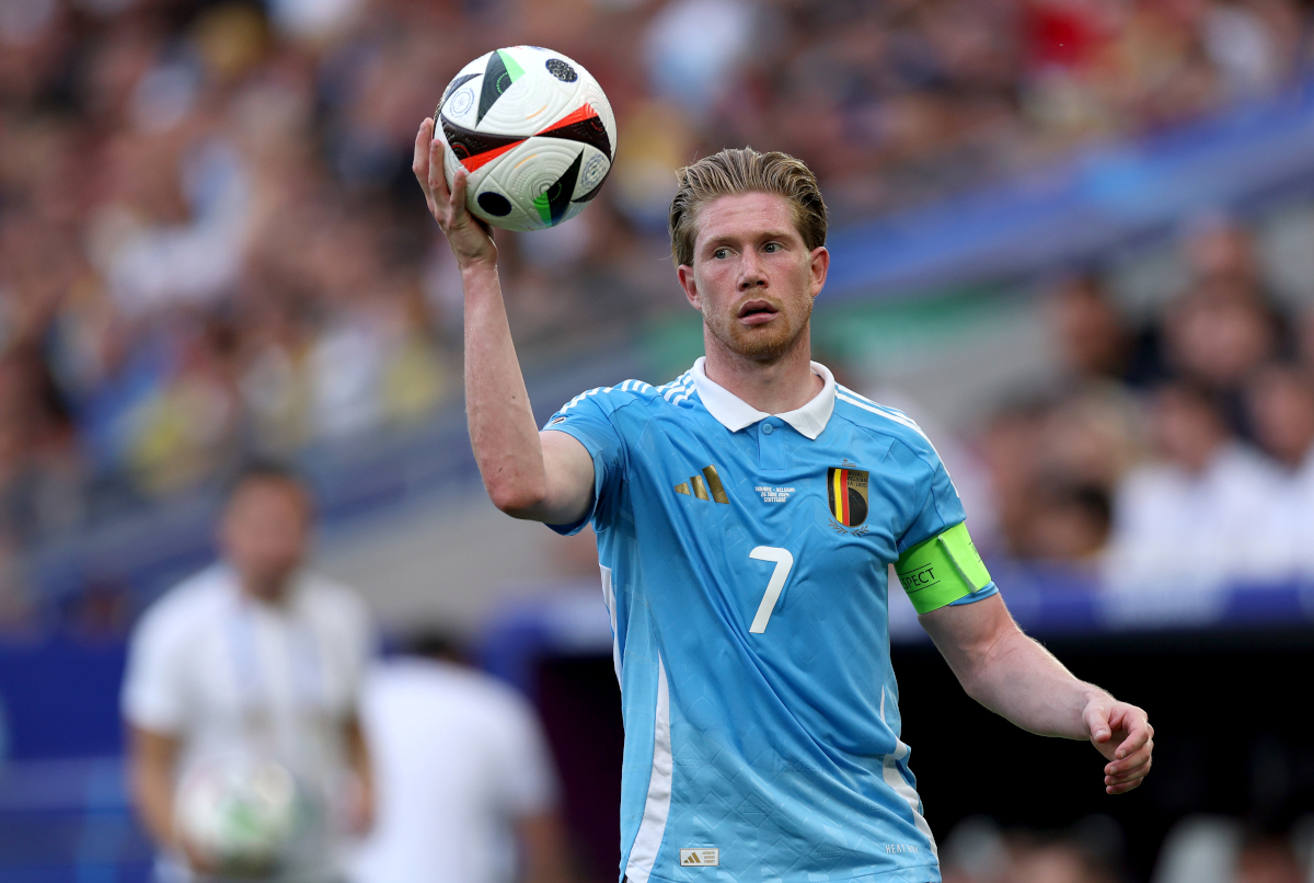 STUTTGART, ALEMANHA - 26 DE JUNHO: Kevin De Bruyne, da Bélgica, reage durante a partida da fase de grupos da UEFA EURO 2024 entre Ucrânia e Bélgica, na Stuttgart Arena, em 26 de junho de 2024, em Stuttgart, Alemanha. (Foto de Carl Recine/Getty Images)