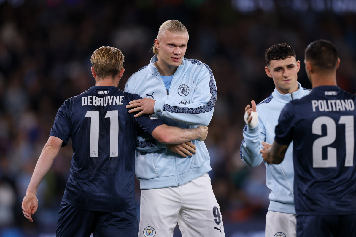 MANCHESTER, ENGLAND - SEPTEMBER 18: Erling Haaland of Manchester City embraces Kevin De Bruyne of Napoli prior to the UEFA Champions League 2025/26 League Phase MD1 match between Manchester City and SSC Napoli at City of Manchester Stadium on September 18, 2025 in Manchester, England. (Photo by Ryan Pierse/Getty Images)