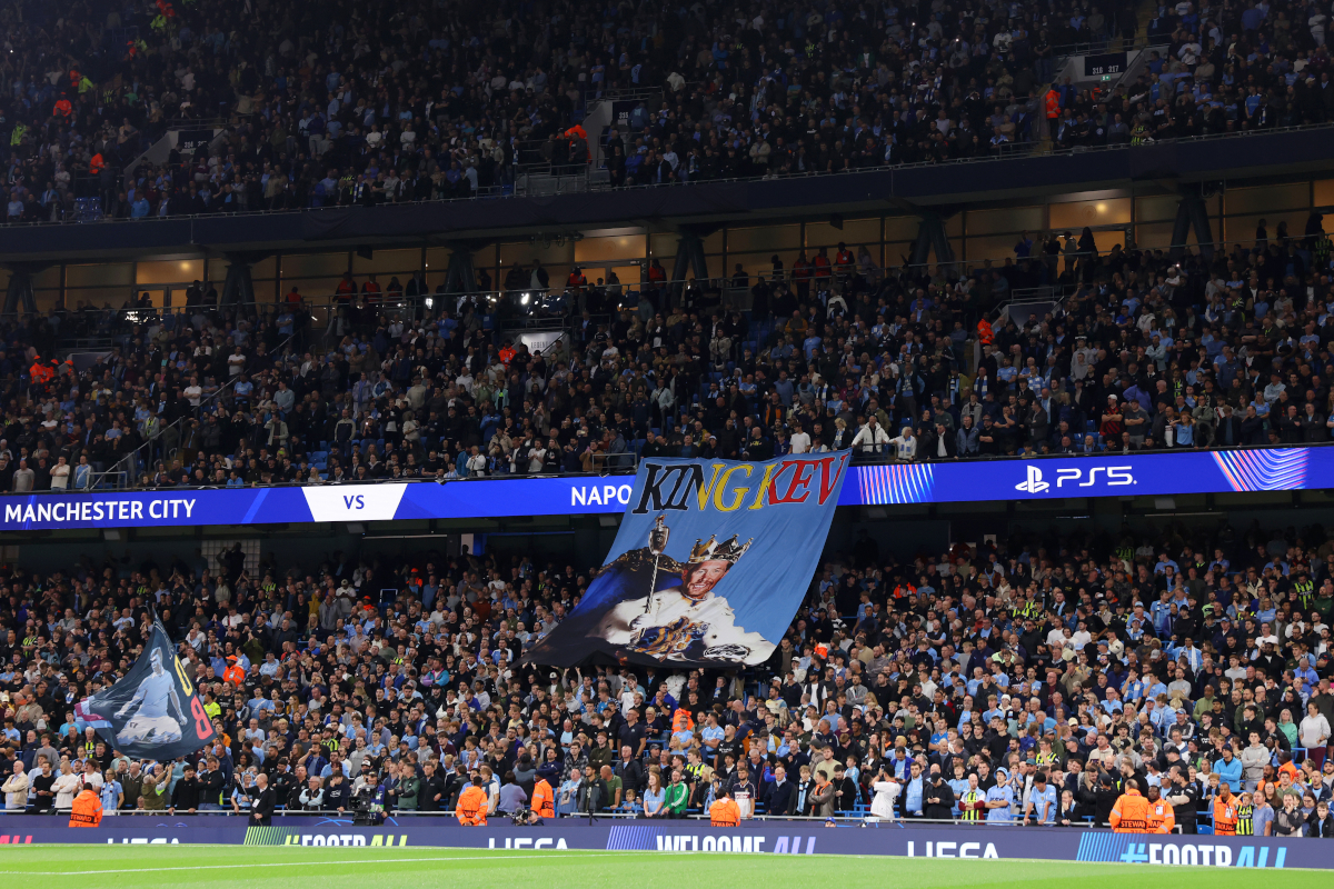 MANCHESTER, ENGLAND - SEPTEMBER 18: A 'King Kev' flag is displayed by fans for Kevin De Bruyne of Napoli (not pictured) prior to the UEFA Champions League 2025/26 League Phase MD1 match between Manchester City and SSC Napoli at City of Manchester Stadium on September 18, 2025 in Manchester, England. (Photo by Ryan Pierse/Getty Images)