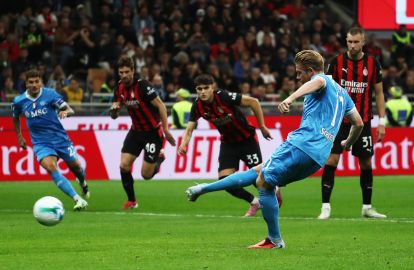 Milan, Italia - 28 September: Kevin de Bruyne dari Napoli mencetak gol penalti selama pertandingan Serie A antara AC Milan dan SSC Napoli di Stadion Giuseppe Meazza pada 28 September 2025 di Milan, Italia. (Foto oleh Marco Luzzani/Getty Images)