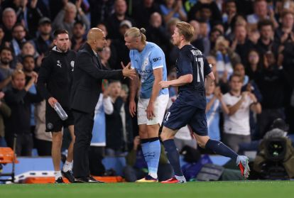 MANCHESTER, ENGLAND - SEPTEMBER 18: Kevin De Bruyne of Napoli leaves the pitch after being substituted whilst Pep Guardiola, Manager of Manchester City, speaks to Erling Haaland of Manchester City during the UEFA Champions League 2025/26 League Phase MD1 match between Manchester City and SSC Napoli at City of Manchester Stadium on September 18, 2025 in Manchester, England. (Foto oleh gambar Ryan Pierse/Getty)
