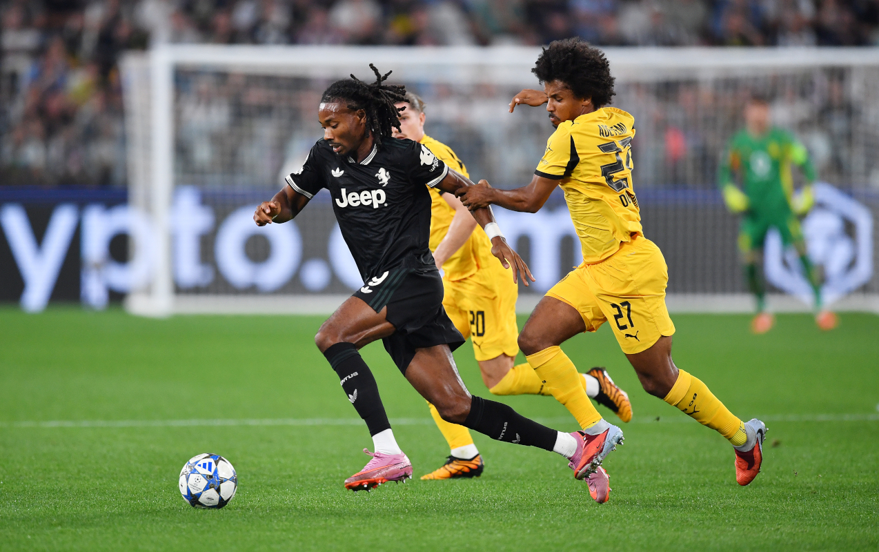 TURIN, ITALY - SEPTEMBER 16: Khephren Thuram of Juventus runs with the ball whilst under pressure from Karim Adeyemi of Borussia Dortmund during the UEFA Champions League 2025/26 League Phase MD1 match between Juventus and Borussia Dortmund at Juventus Stadium on September 16, 2025 in Turin, Italy. (Photo by Valerio Pennicino/Getty Images)