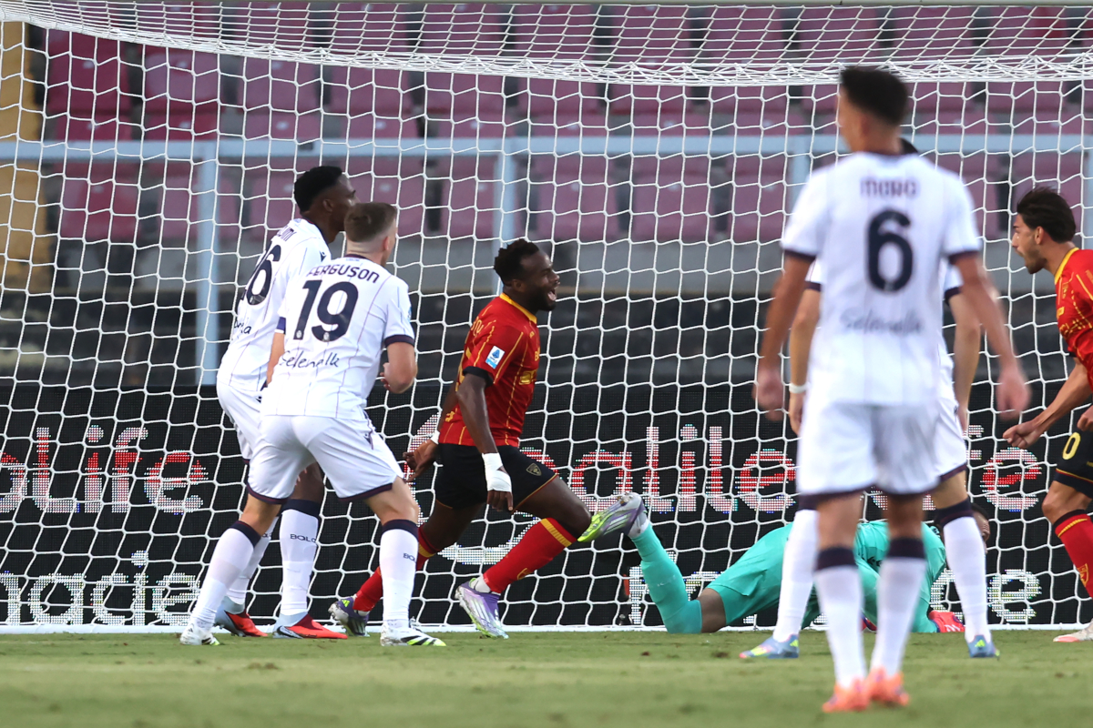 LECCE, ITALY - SEPTEMBER 28: Santiago Pierotti of US Lecce competes for tha ball with Giovanni Fabbian of Bologna FC 1909 during the Serie A match between US Lecce and Bologna FC 1909 at Stadio Via del Mare on September 28, 2025 in Lecce, Italy. (Photo by Maurizio Lagana/Getty Images)