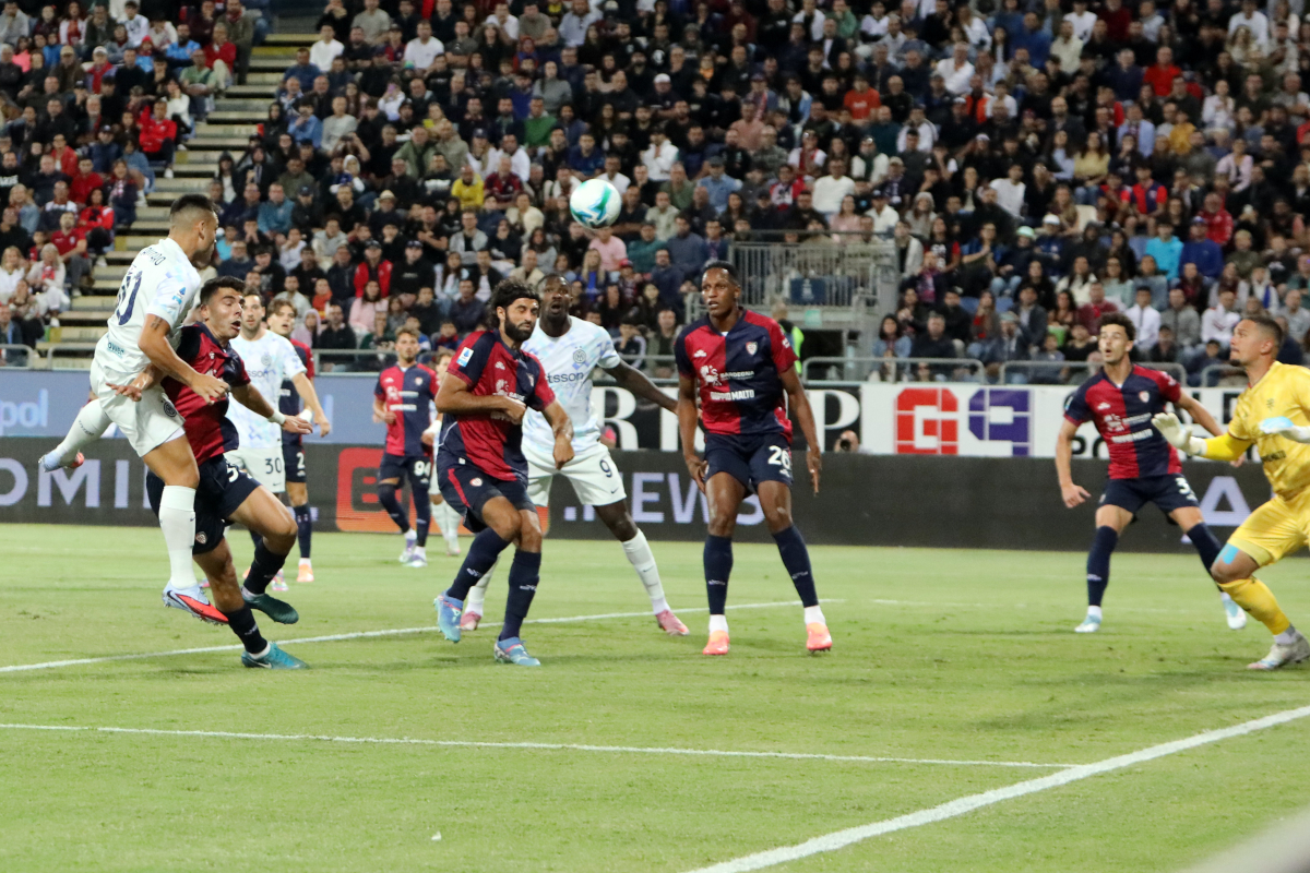 Lautaro Martínez celebrando un gol en el partido Cagliari vs Inter.