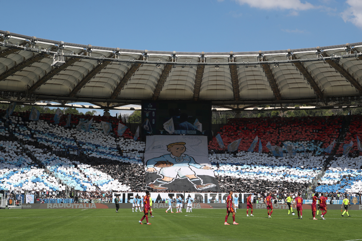 ROME, ITALY - SEPTEMBER 21: Fans of Lazio display a large tifo in the stands prior to the Serie A match between SS Lazio and AS Roma at Stadio Olimpico on September 21, 2025 in Rome, Italy. (Photo by Paolo Bruno/Getty Images)